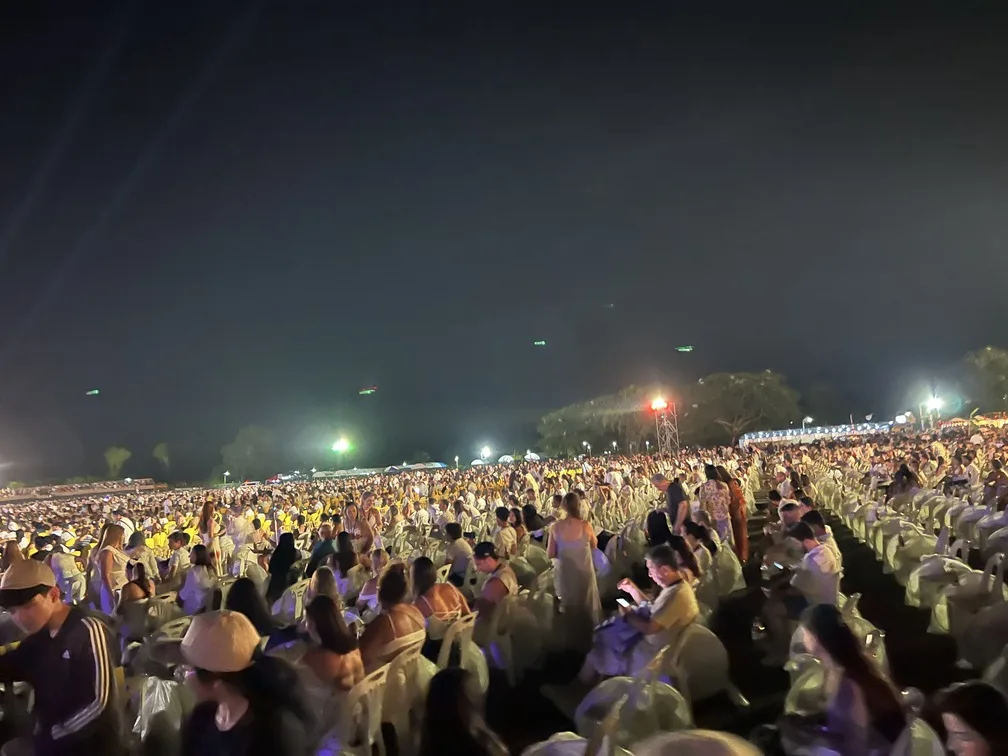 Festas Lanternas pesssoas sentada