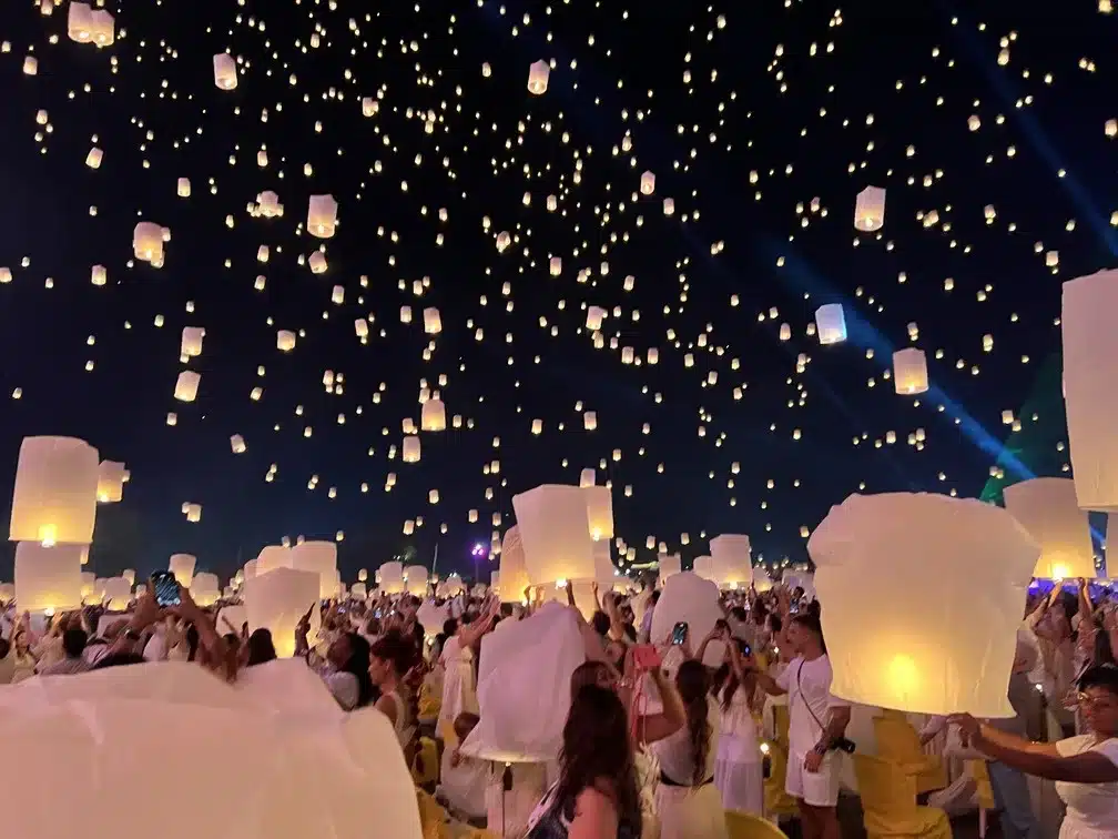 Festas Lanternas soltando as lanternas