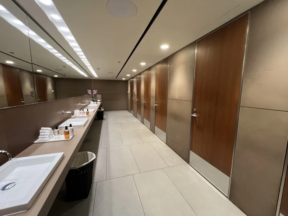 Banheiro masculino amplo