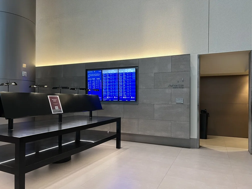 Área de pias e espelhos